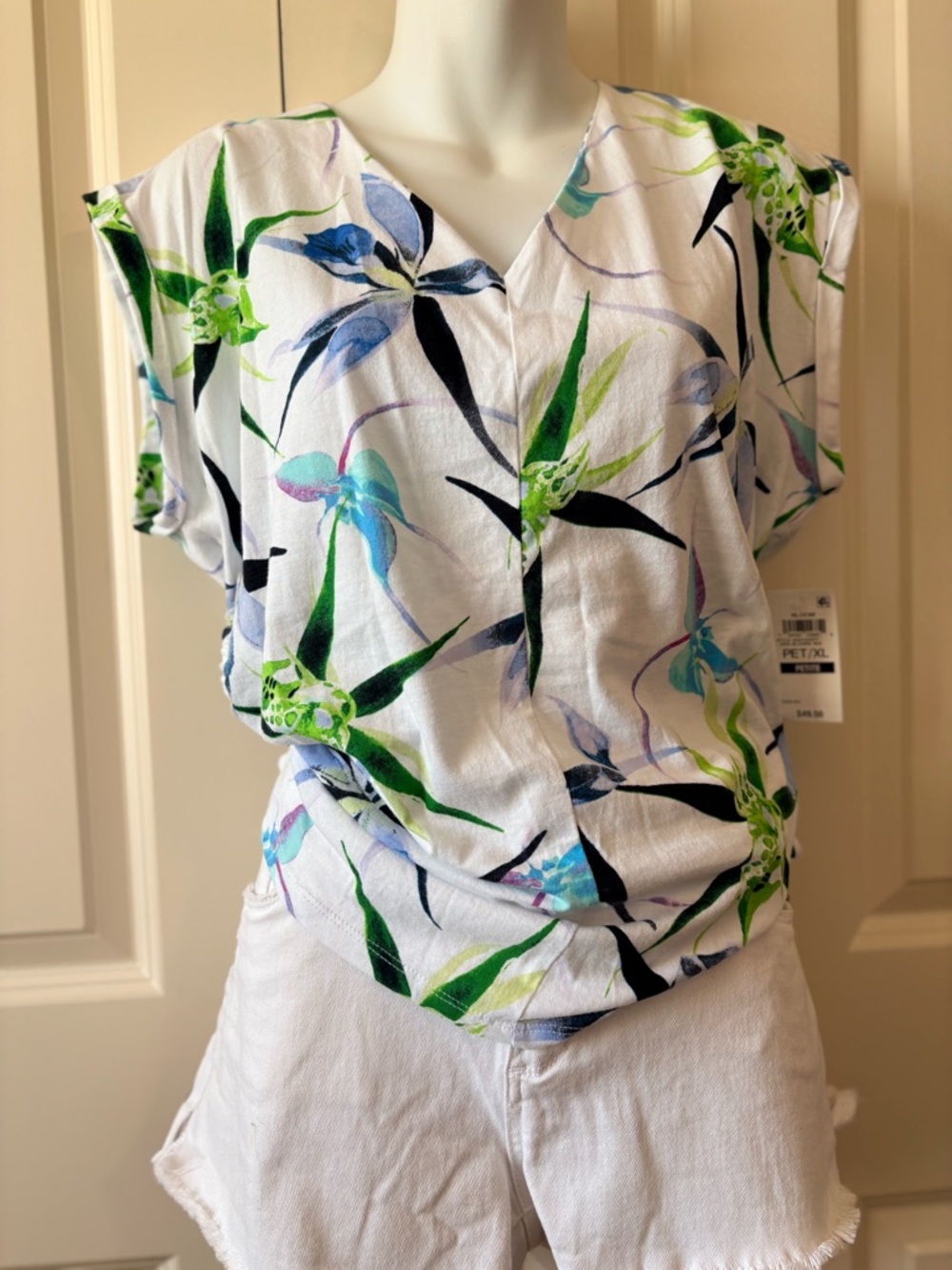 NWT,  Floral V-Neck Top in White and Green, size PXL - Picture 2 of 7